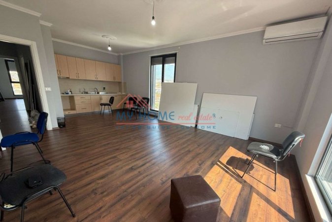 Tirane, jepet me qera zyre Kati 6, 136 m² 700 € (Porcelan)