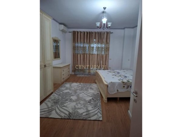 Tirane, jepet me qera apartament 2+1+Ballkon Kati 2, 101 m² 450 € 