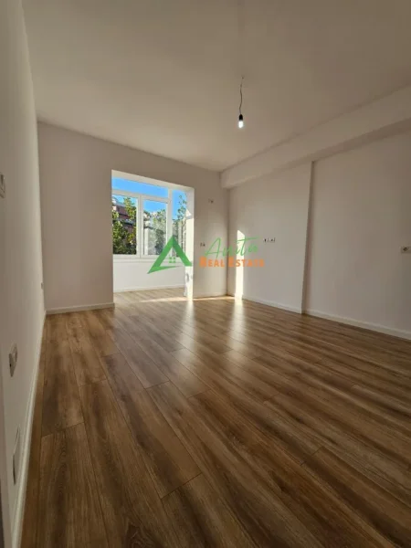 Tirane, shitet apartament 1+1+Ballkon Kati 5, 48 m² 137.000 € (Rruga e Kavajes)