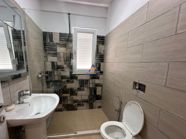 Tirane, jepet me qera apartament 1+1+Ballkon Kati 3, 70 m² 550 € (TE XHAMIA,SELITE)