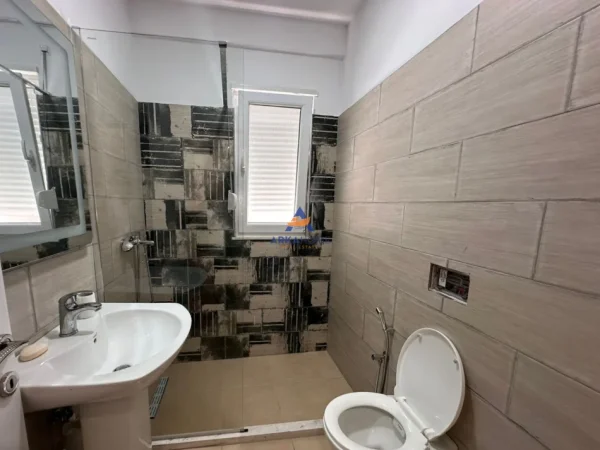 Tirane, jepet me qera apartament 1+1+Ballkon Kati 3, 70 m² 550 € (TE XHAMIA,SELITE)