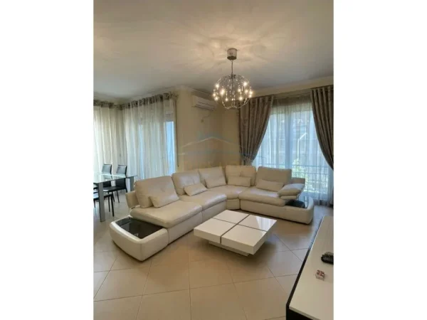 Tirane, jepet me qera apartament 2+1 , 98 m² 700 € (JORDAN MISJA)
