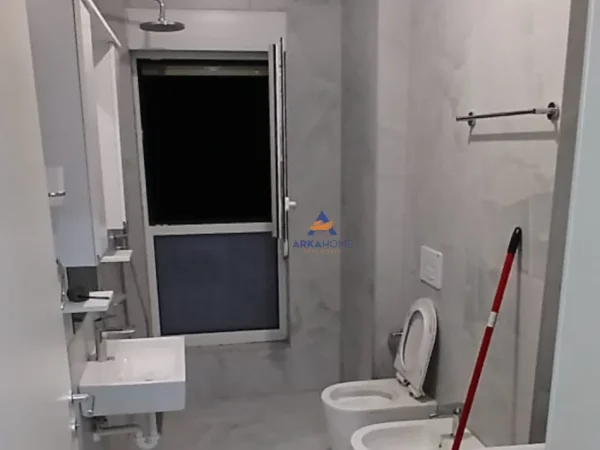 Tirane, jepet me qera apartament 1+1+Ballkon Kati 7, 55 m² 420 € (KOMPLEKSI KAIMI,ALI DEMI)