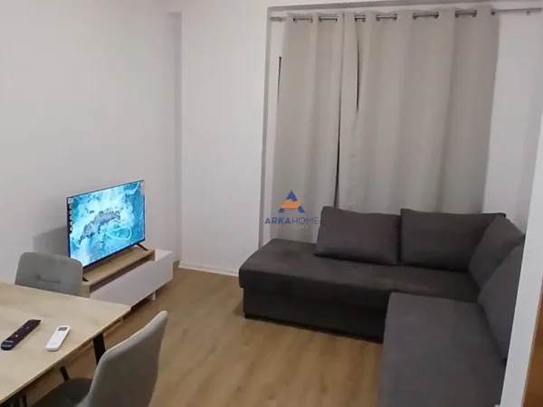 Tirane, jepet me qera apartament 1+1+Ballkon Kati 7, 55 m² 420 € (KOMPLEKSI KAIMI,ALI DEMI)