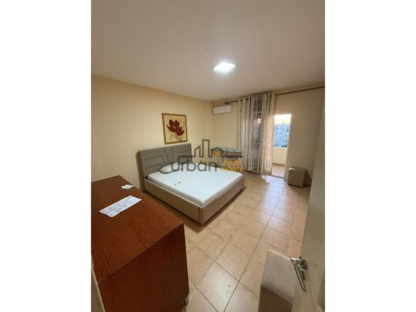 Tirane, jepet me qera apartament 2+1+Ballkon Kati 5, 100 m² 750 € (Komuna e Parisit)