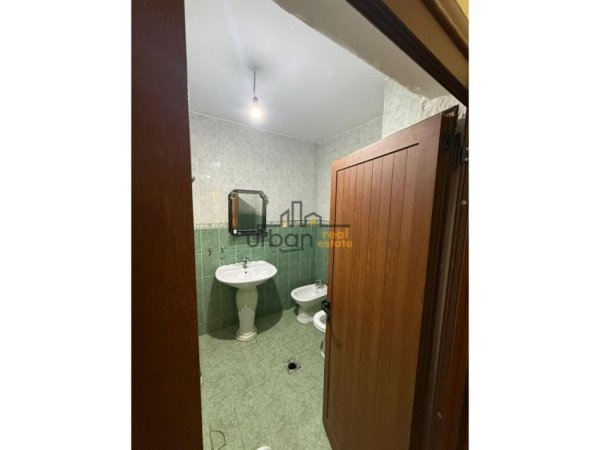 Tirane, jepet me qera apartament 2+1+Ballkon Kati 5, 100 m² 750 € (Komuna e Parisit)