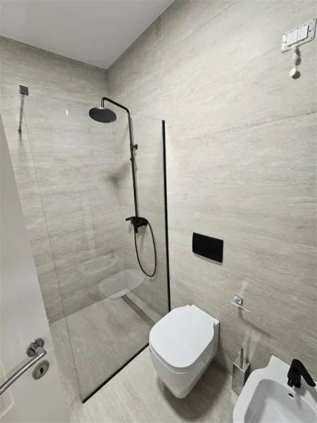 Tirane, jepet me qera apartament 2+1+Ballkon Kati 8, 131 m² 1.800 € (Lake View Residences)
