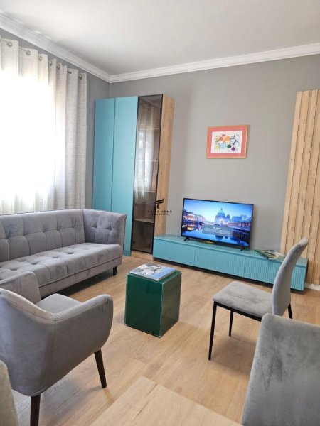 Tirane, jepet me qera apartament 1+1 Kati 3, 65 m² 650 € (SELVIA)