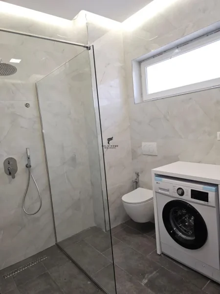 Tirane, jepet me qera apartament 1+1 Kati 3, 65 m² 650 € (SELVIA)