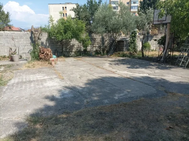 Tirane, jepet me qera ambjent biznesi , 400 m² 500 €