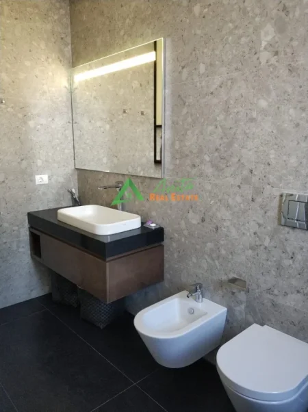 Tirane, jepet me qera apartament 2+1+Ballkon Kati 5, 110 m² 1.100 € (Rruga Islam Alla)