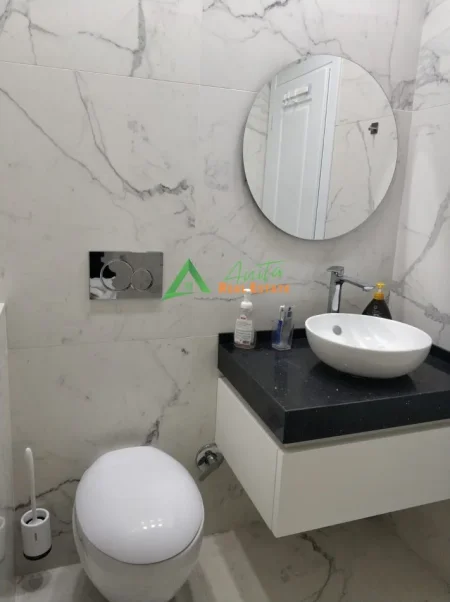 Tirane, jepet me qera apartament 2+1+Ballkon Kati 5, 110 m² 1.100 € (Rruga Islam Alla)