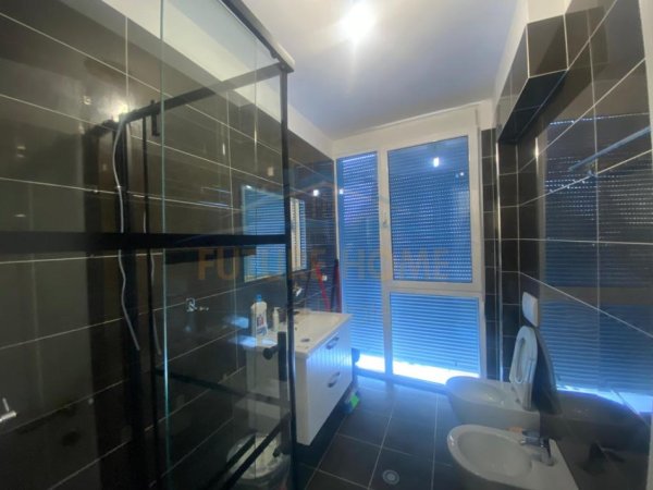 APARTAMENT 2+1 ME QERA TEK RRUGA BARRIKADAVE