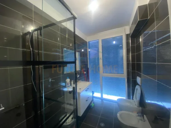 APARTAMENT 2+1 ME QERA TEK RRUGA BARRIKADAVE