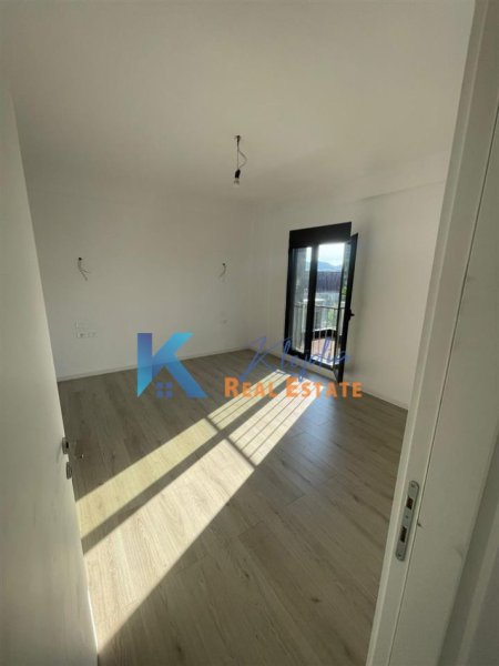 Tirane, jap me qera zyre Kati 7, 109 m² 900 € (Zyre per qira te Rruga e Elbasanit)