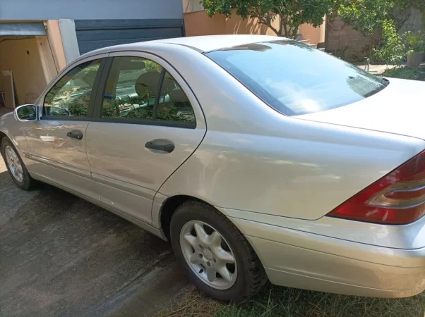 Tirane, shes makine Benc Cklas Nafte, gri metalizato manuale 152.000 km 4.500 €