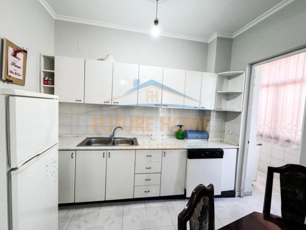 Tirane, jepet me qera apartament 2+1 Kati 4, 100 m² 600 € (Stadiumi Dinamo)