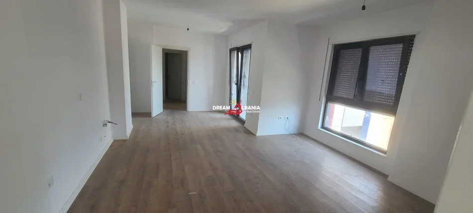 Tirane, jepet me qera ambjent biznesi Kati 8, 96 m² 800 € (tek Komuna e Parisit, prane Rrethrrotullimit)
