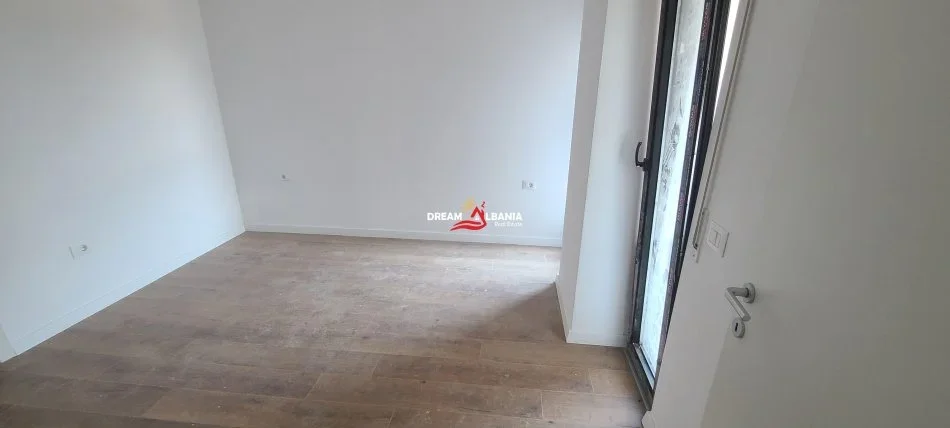 Tirane, jepet me qera ambjent biznesi Kati 8, 96 m² 800 € (tek Komuna e Parisit, prane Rrethrrotullimit)