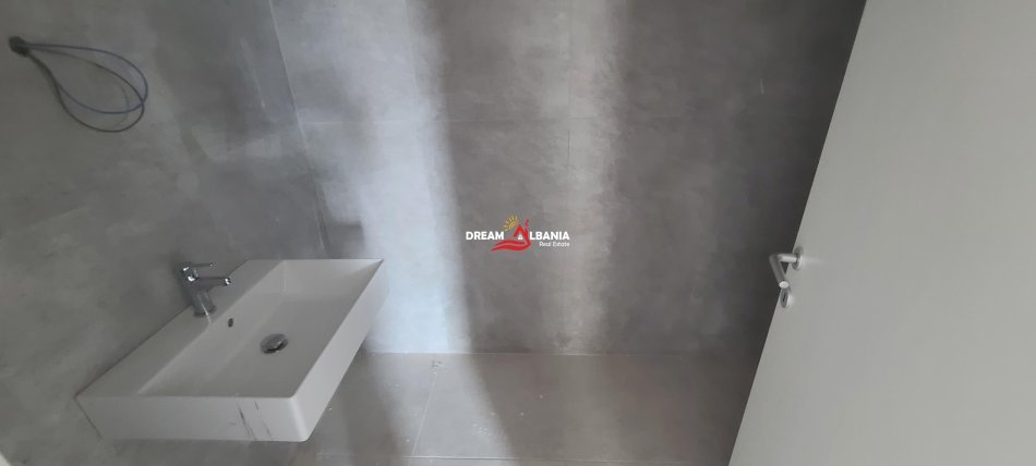 Tirane, jepet me qera ambjent biznesi Kati 8, 96 m² 800 € (tek Komuna e Parisit, prane Rrethrrotullimit)
