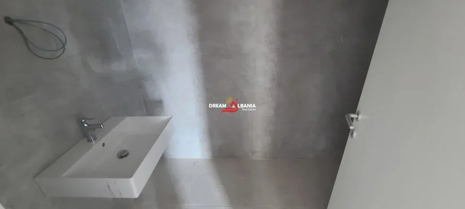 Tirane, jepet me qera ambjent biznesi Kati 8, 96 m² 800 € (tek Komuna e Parisit, prane Rrethrrotullimit)