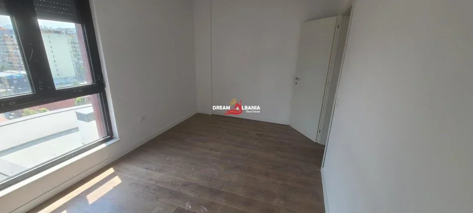 Tirane, jepet me qera ambjent biznesi Kati 8, 96 m² 800 € (tek Komuna e Parisit, prane Rrethrrotullimit)