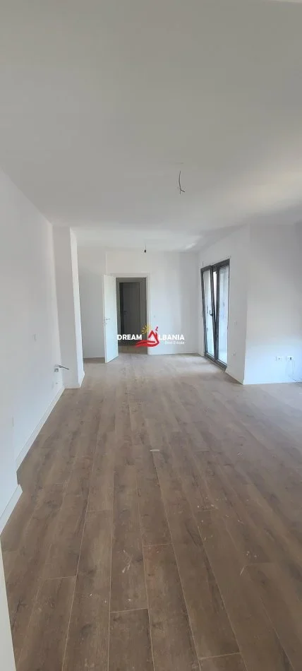 Tirane, jepet me qera ambjent biznesi Kati 8, 96 m² 800 € (tek Komuna e Parisit, prane Rrethrrotullimit)