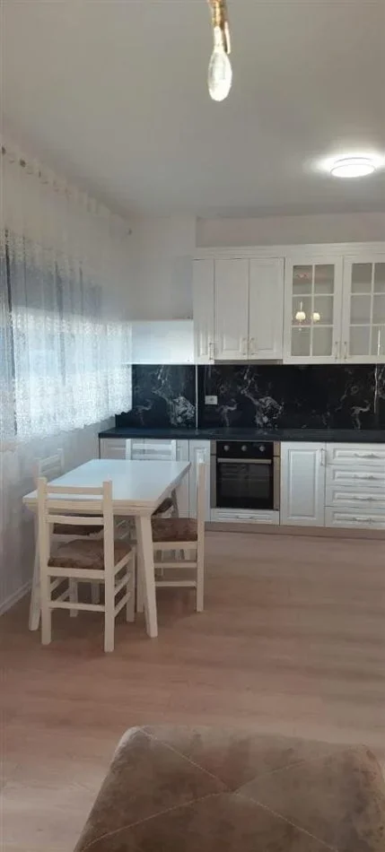 Tirane, jepet me qera apartament 2+1+Ballkon Kati 2, 95 m² 650 € (asl 2)