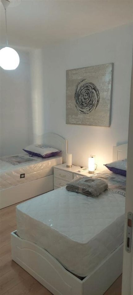 Tirane, jepet me qera apartament 2+1+Ballkon Kati 2, 95 m² 650 € (asl 2)