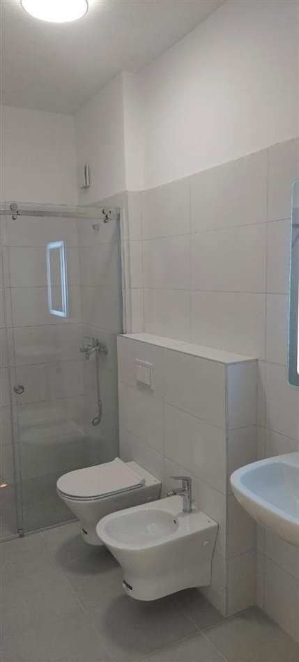 Tirane, jepet me qera apartament 2+1+Ballkon Kati 2, 95 m² 650 € (asl 2)