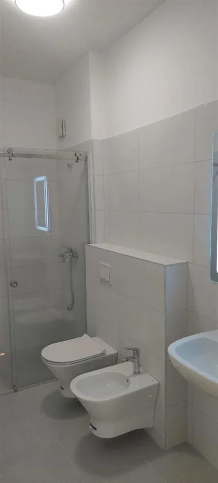 Tirane, jepet me qera apartament 2+1+Ballkon Kati 2, 95 m² 650 € (asl 2)