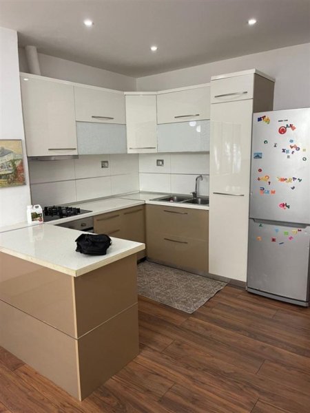Tirane, jepet me qera apartament 2+1+Ballkon Kati 1, 83 m² 500 € (KOPSHTI BOTANIK)