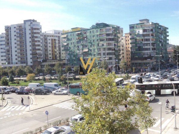 Tirane, jepet me qera apartament 2+1+Ballkon Kati 3, 75 m² 450 € (PALLATI ME SHIGJETA)