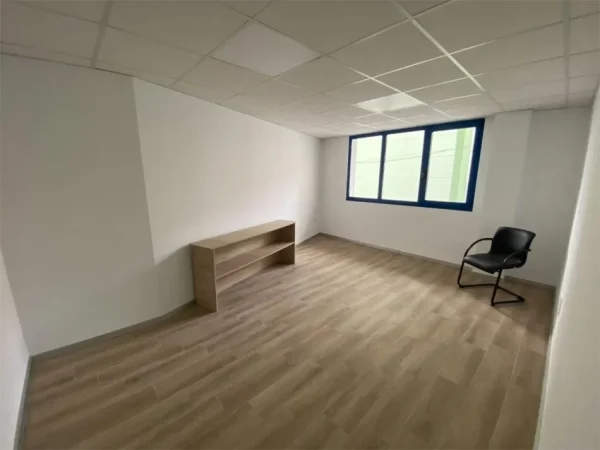 Tirane, jepet me qera zyre Kati 2, 50 m² 650 € (pallatet agimi)