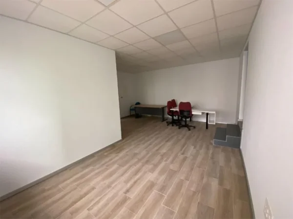 Tirane, jepet me qera zyre Kati 2, 50 m² 650 € (pallatet agimi)