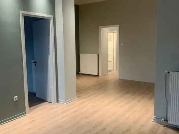 Tirane, jepet me qera zyre Kati 2, 50 m² 650 € (pallatet agimi)