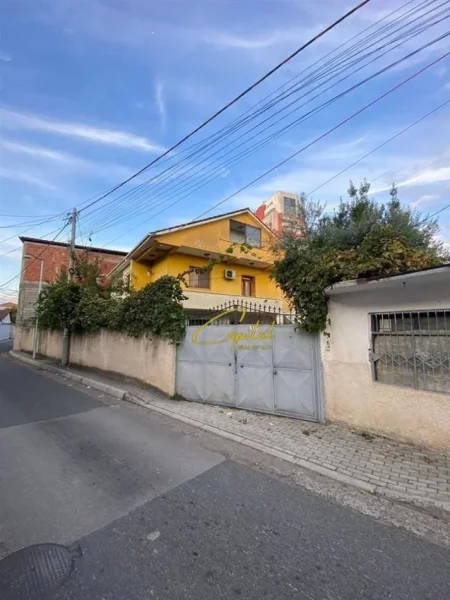 Tirane, shitet Vile 4+1 Kati 0, 400 m² 470.000 € (FUSHA AVIACIONIT)