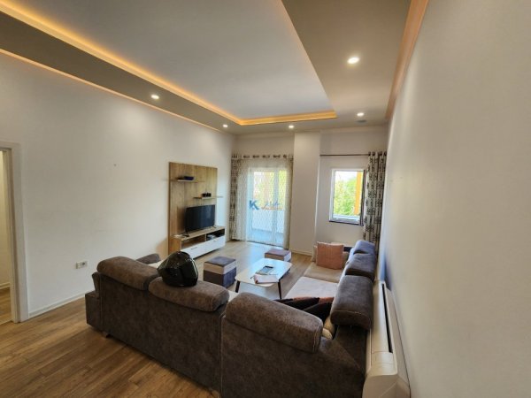 Tirane, jap me qera apartament 2+1+Ballkon Kati 1, 121 m² 800 € (Liqeni i Thatë – Rruga Peti)