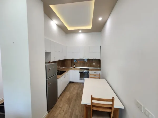 Tirane, jap me qera apartament 2+1+Ballkon Kati 1, 121 m² 800 € (Liqeni i Thatë – Rruga Peti)
