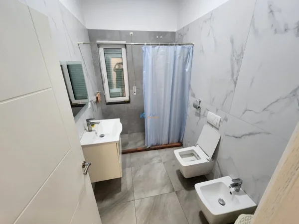 Tirane, jap me qera apartament 2+1+Ballkon Kati 1, 121 m² 800 € (Liqeni i Thatë – Rruga Peti)