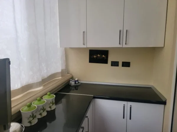 Tirane, jepet me qera apartament 2+1 Kati 3, 80 m² 600 € (Kristal Center)