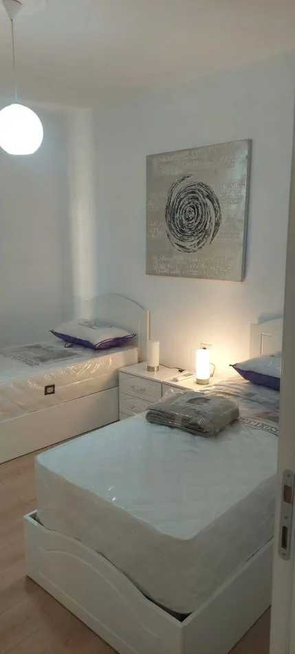 Tirane, jepet me qera apartament 2+1+Ballkon Kati 6, 80 m² 650 €