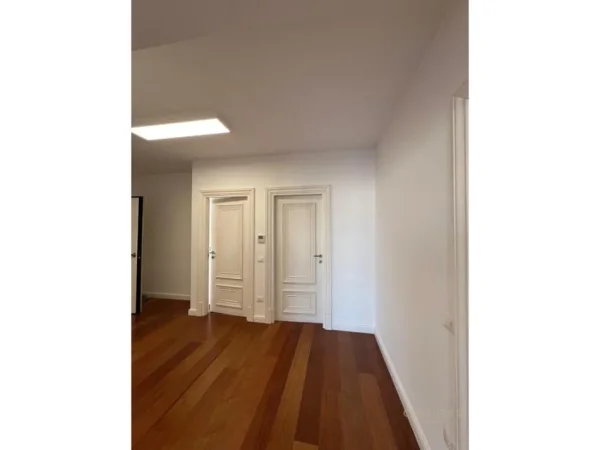 Tirane, jap me qera ambjent biznesi , 151 m² 2.300 € (Delijorgji)
