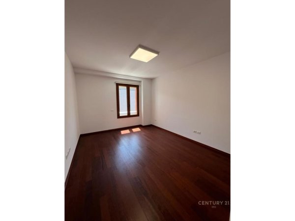 Tirane, jap me qera ambjent biznesi , 151 m² 2.300 € (Delijorgji)