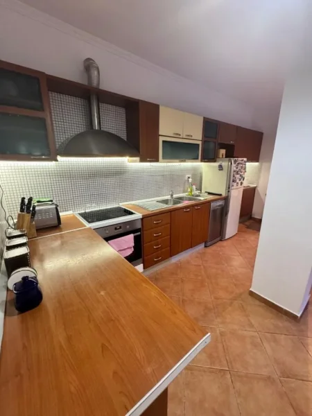 Tirane, jepet me qera apartament 2+1+Ballkon Kati 6, 100 m² 600 € (Materniteti i Ri ,Brryli)