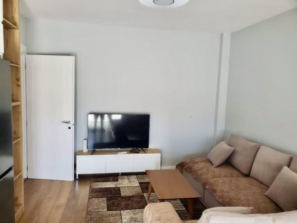 Tirane, jepet me qera apartament 1+1+Ballkon Kati 4, 68 m² 500 € (Rruga Xhebrahimet, Sauku RI)