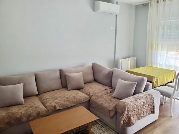 Tirane, jepet me qera apartament 1+1+Ballkon Kati 4, 68 m² 500 € (Rruga Xhebrahimet, Sauku RI)