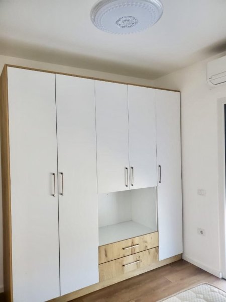 Tirane, jepet me qera apartament 1+1+Ballkon Kati 4, 68 m² 500 € (Rruga Xhebrahimet, Sauku RI)