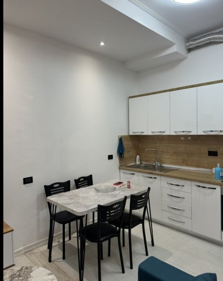 Tirane, jepet me qera garsonier Kati 0, 300 € 