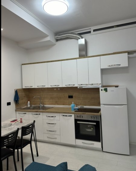 Tirane, jepet me qera garsonier Kati 0, 300 € 